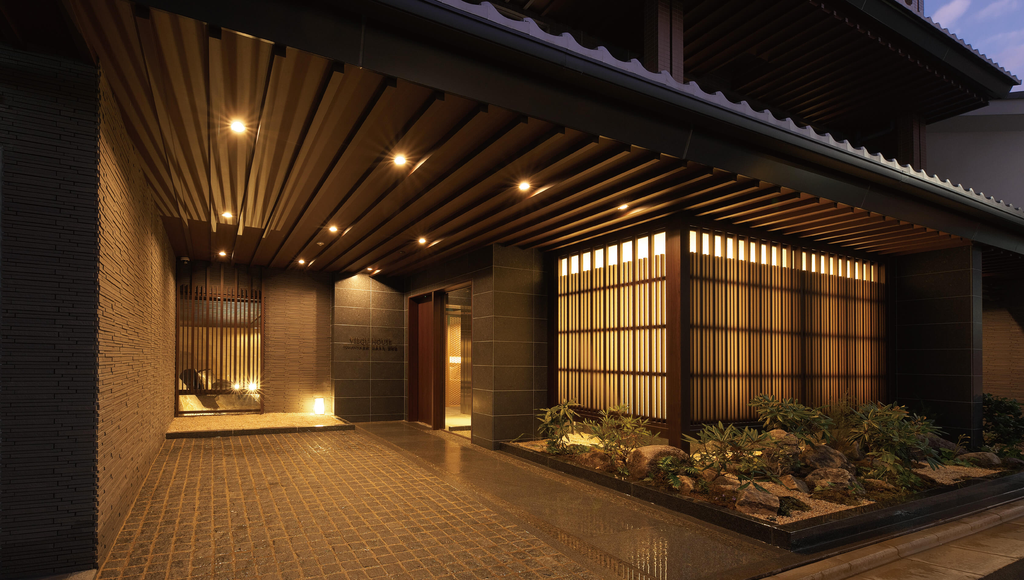 エントランスアプローチ竣工写真（2025年11月撮影）