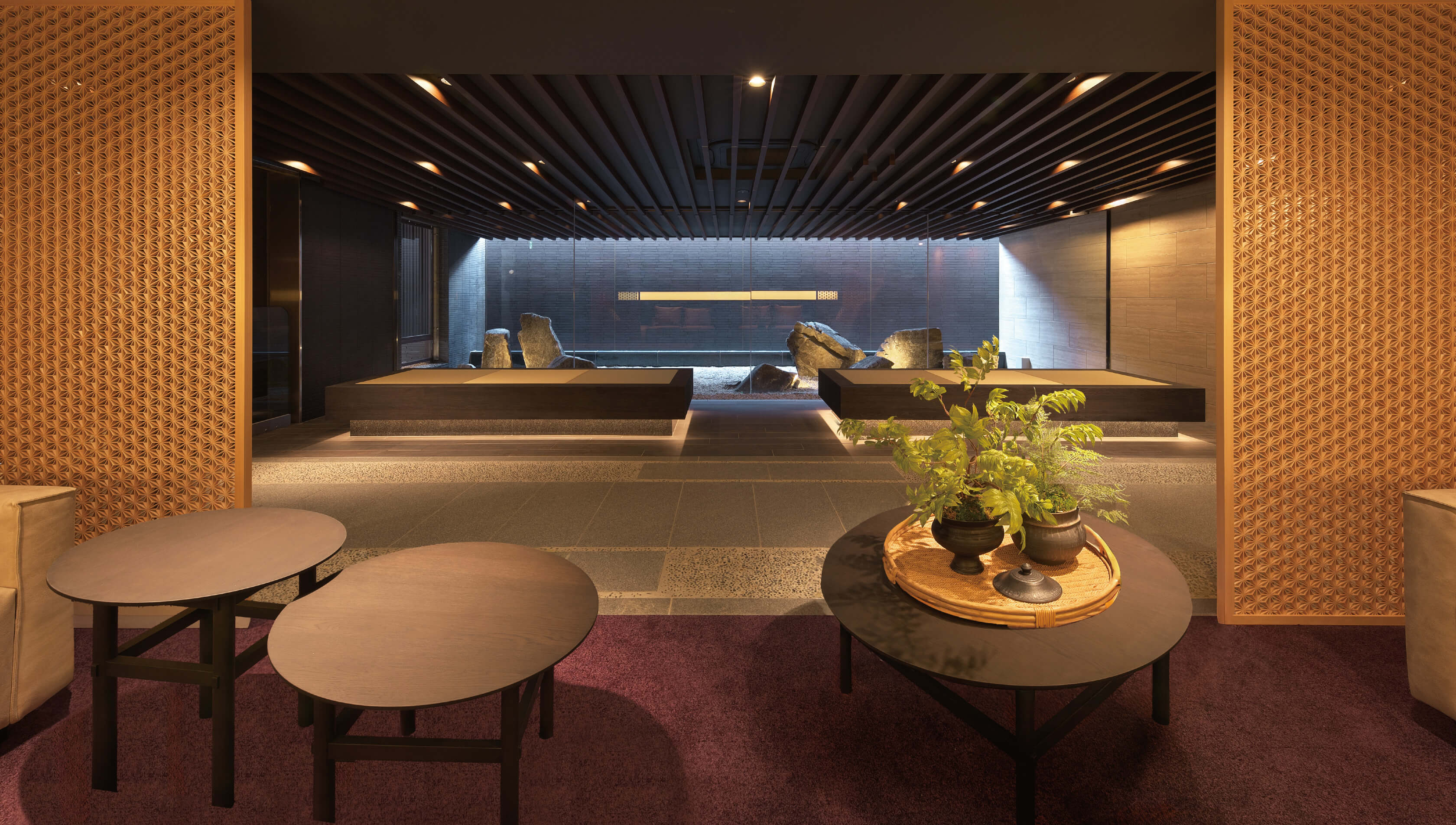 エントランスホール竣工写真（2025年11月撮影）